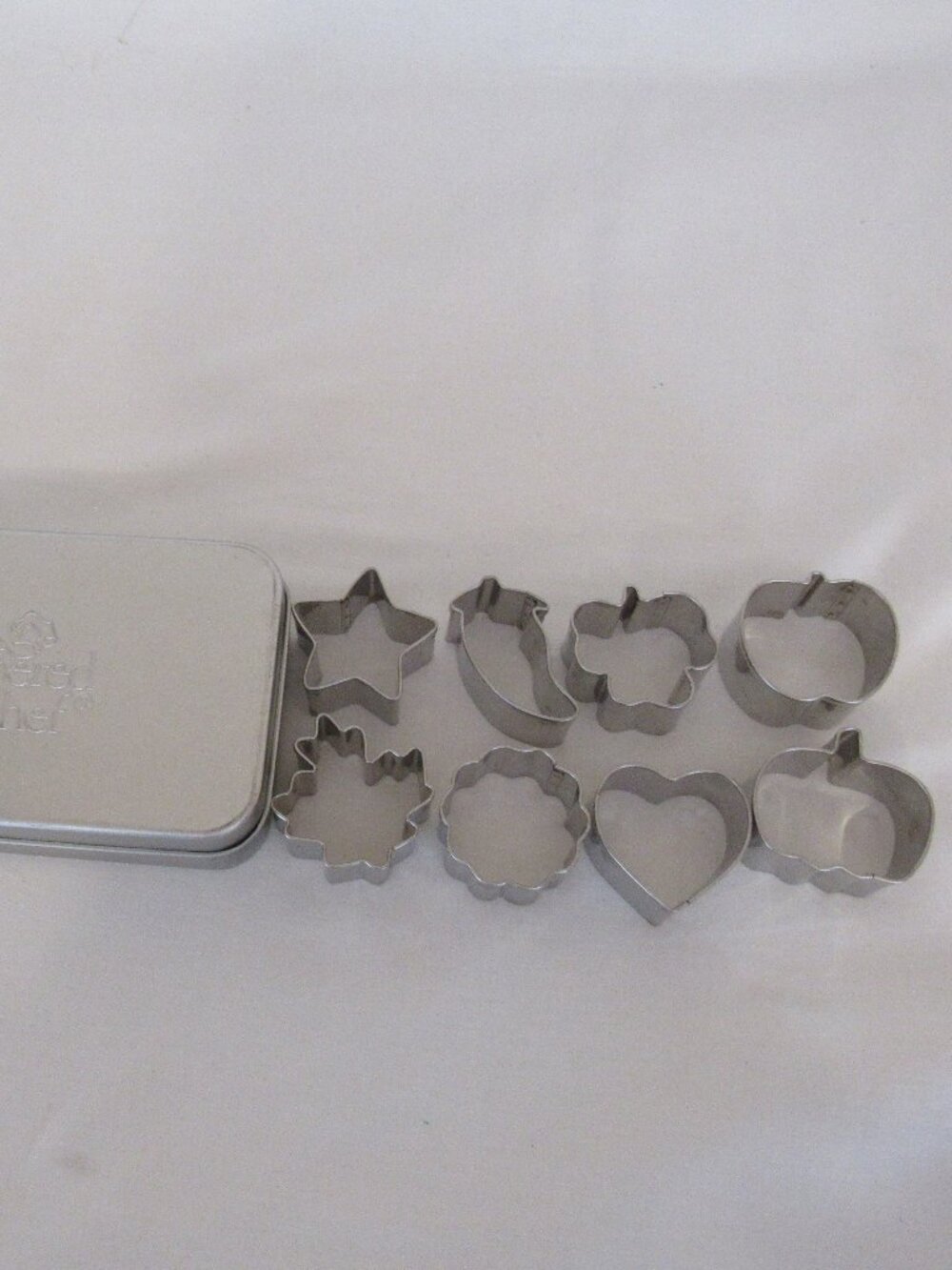 The Pampered Chef Creative Cutters Set in Tin 8 Piece